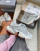 New Balance 9060 Linha Prime - Cinza c/ Rosa