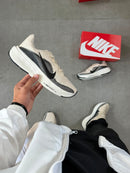 Nike Air Zoom Pegasus 42 Premium - Off/Preto