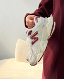 New Balance 9060 - Branco/Bordo