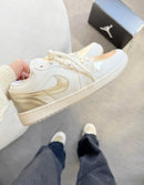 Tênis Jordan Low 01 - Off/Ouro