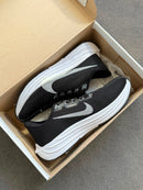 Nike Pegasus Plus - Preto/Branco