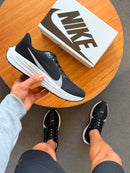 Nike Pegasus Plus - Preto/Branco