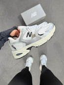 New Balance 530 - Branco/Prata