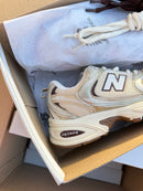 New Balance 530 - Off/Dourado/Café