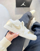 Tênis Jordan Low 01 - Off/Ouro