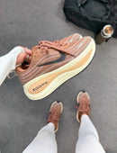 Nike Vomero Plus - Capuccino/Preto