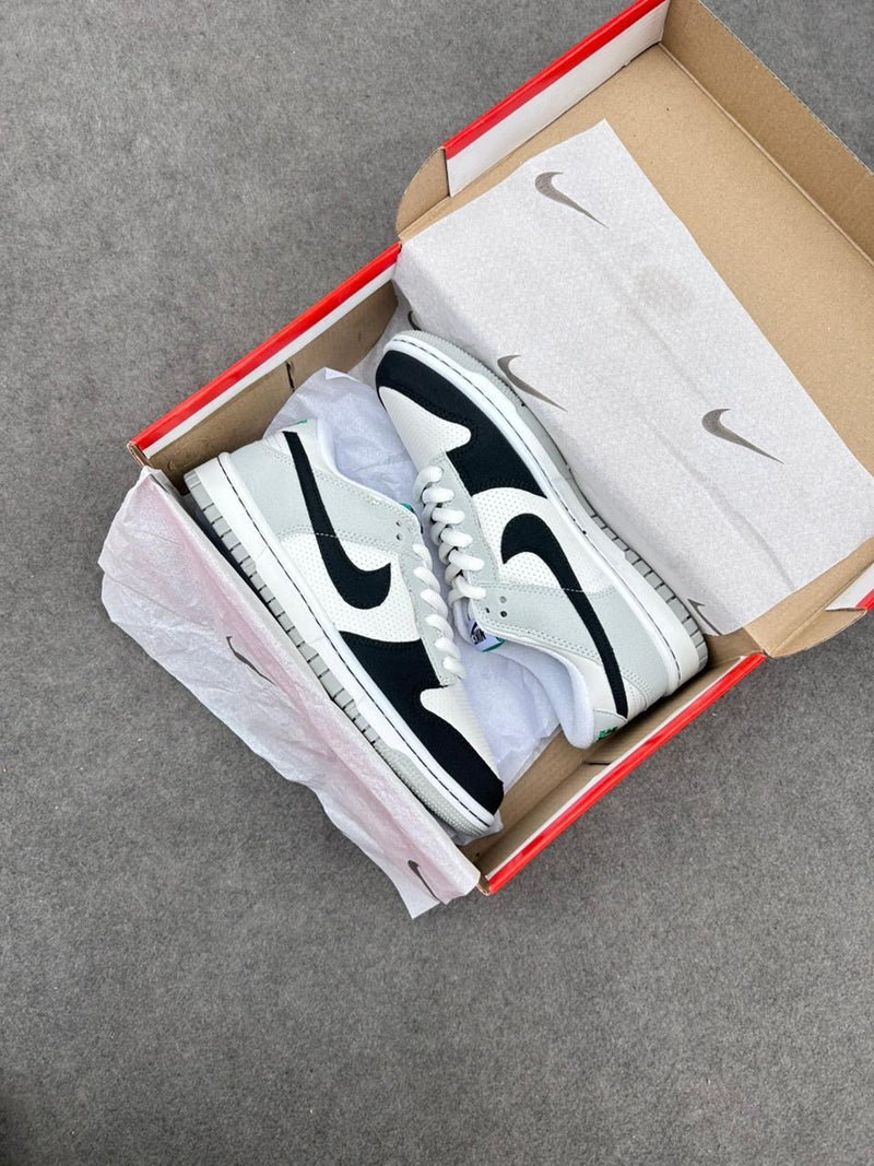 NiKe Dunk Low Pro Luxo - Branco/Preto/Cinza