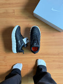 Nike Mind 02 Premium – Preto com Solado Claro