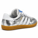 Adidas Samba OG Metallic Silver: vista traseira em três quartos
