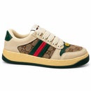 Gucci Screener Off-White & Green — vista lateral em fundo branco
