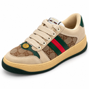 Gucci Screener Off-White & Green — vista frontal em perspectiva em fundo branco