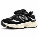 New Balance 9060 Preto/Branco — vista frontal oblíqua da face medial com N listrado