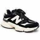 New Balance 9060 Preto/Branco — vista frontal oblíqua com a ponta à direita