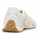 New Balance 204 L - Off/Rose - traseira em três quartos