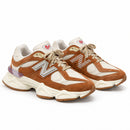 New Balance 9060 - Caramelo/Cinza - par em três quartos