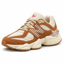 New Balance 9060 - Caramelo/Cinza - frente em três quartos à esquerda