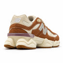 New Balance 9060 - Caramelo/Cinza - traseira em três quartos