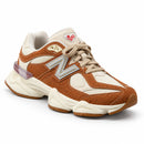 New Balance 9060 - Caramelo/Cinza - frente em três quartos à direita
