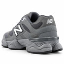 New Balance 9060 - Grafite - traseira em três quartos