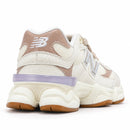New Balance 9060 - Off/White - traseira em três quartos