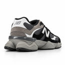 New Balance 9060 - Preto/Grafite - traseira em três quartos