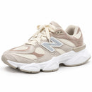 New Balance 9060 - Taupe/Cinza/Off - frente em três quartos à esquerda