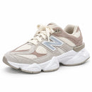 New Balance 9060 - Taupe/Cinza/Off - vista frontal elevada