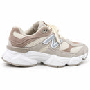 New Balance 9060 - Taupe/Cinza/Off - vista lateral com foco no calcanhar