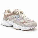 New Balance 9060 - Taupe/Cinza/Off - frente em três quartos à direita