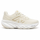 New Balance 1080 Off/Ouro — vista lateral, ponta à direita