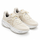 New Balance 1080 Off/Ouro — par em três quartos
