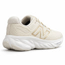 New Balance 1080 Off/Ouro — vista traseira em três quartos