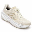 New Balance 1080 Off/Ouro — vista frontal em três quartos, ponta à direita