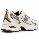 New Balance 530 Off/Café — vista traseira baixa com lateral