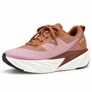 New Balance FuelCell Rebel V5 Caramelo/Rosê — frontal em três quartos, ponta para a esquerda