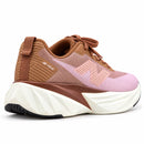 New Balance FuelCell Rebel V5 Caramelo/Rosê — traseira em três quartos