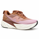 New Balance FuelCell Rebel V5 Caramelo/Rosê — frontal em três quartos, ponta para a direita