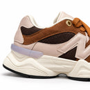 New Balance 9060 Caramelo — detalhe lateral do calcanhar