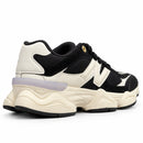 New Balance 9060 Preto/Off — vista traseira baixa em três quartos