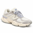 New Balance 9060 Off — vista frontal em três quartos, ponta à direita