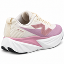 New Balance FuelCell Rebel V5 Off White/Rosê — vista traseira em três quartos