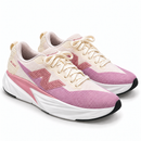 New Balance FuelCell Rebel V5 Off White/Rosê — par em três quartos, pontas para a direita