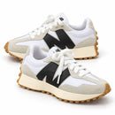 New Balance 327 Branco/Off/Preto — par em três quartos e direções opostas