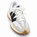 New Balance 327 Branco/Off/Preto — vista superior oblíqua adaptada