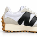 New Balance 327 Branco/Off/Preto — detalhe lateral do calcanhar adaptado