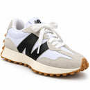 New Balance 327 Branco/Off/Preto — vista frontal oblíqua com a ponta à direita