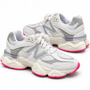 New Balance 9060 Branco/Rosa — par em três quartos e direções opostas