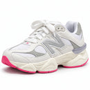 New Balance 9060 Branco/Rosa — vista frontal oblíqua da outra face externa