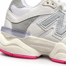 New Balance 9060 Branco/Rosa — detalhe lateral do calcanhar adaptado