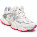 New Balance 9060 Branco/Rosa — vista frontal oblíqua com a ponta à direita